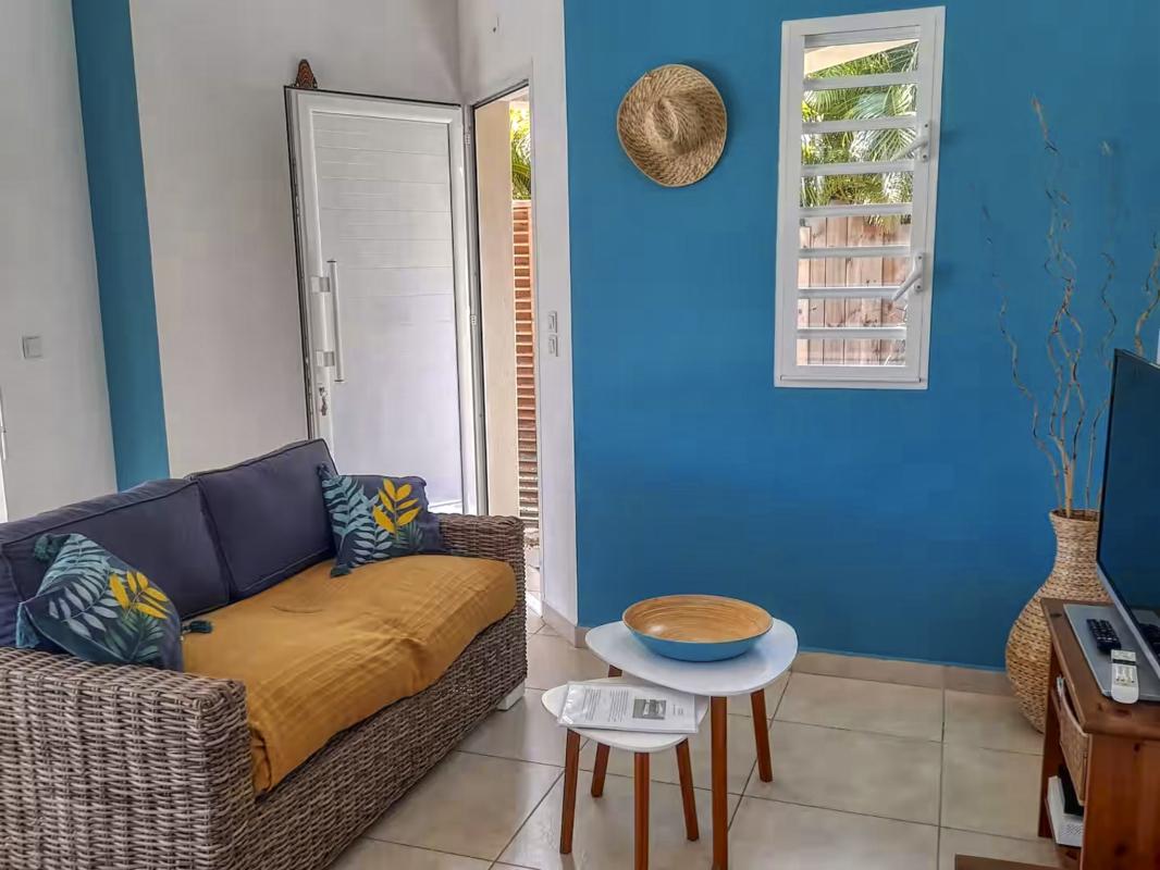 17.Location villa piscine Saint François Guadeloupe_Cuisine et Salon
